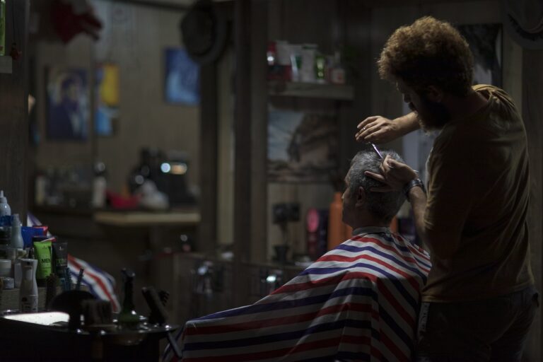 Kurs fryzjerski dla początkujących: Twoja ścieżka do zawodu fryzjera